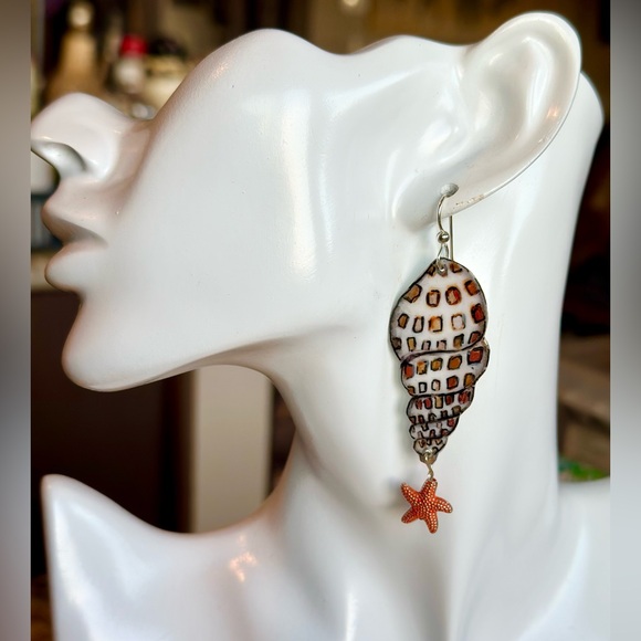 Junonia shell handpainted lightweight seashell earrings sterling wires charm - Picture 4 of 5